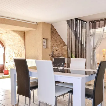 Casa vacanze Stunning In With 3 Bedrooms And Wifi